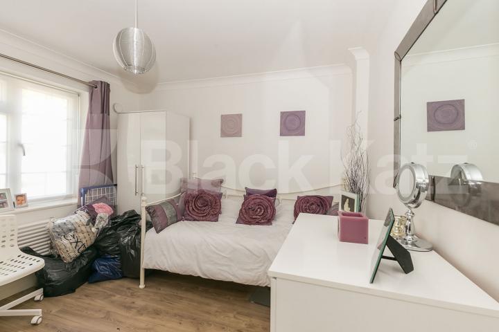 Stunning ground floor 2 bedroom property to rent with driveway for 2 cars Uplands Park Road, Enfield 